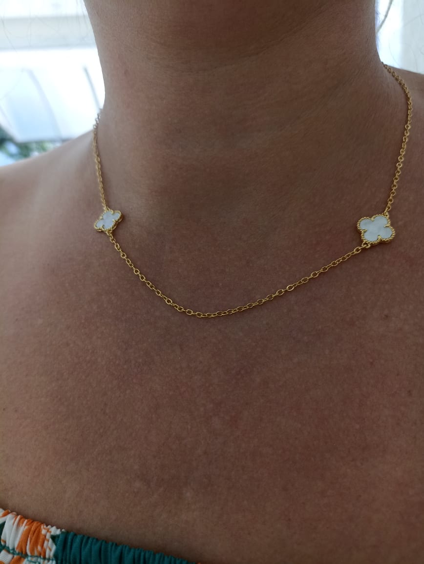 Colar 2 trevos Brancos semijoia dourada - Imagem 2