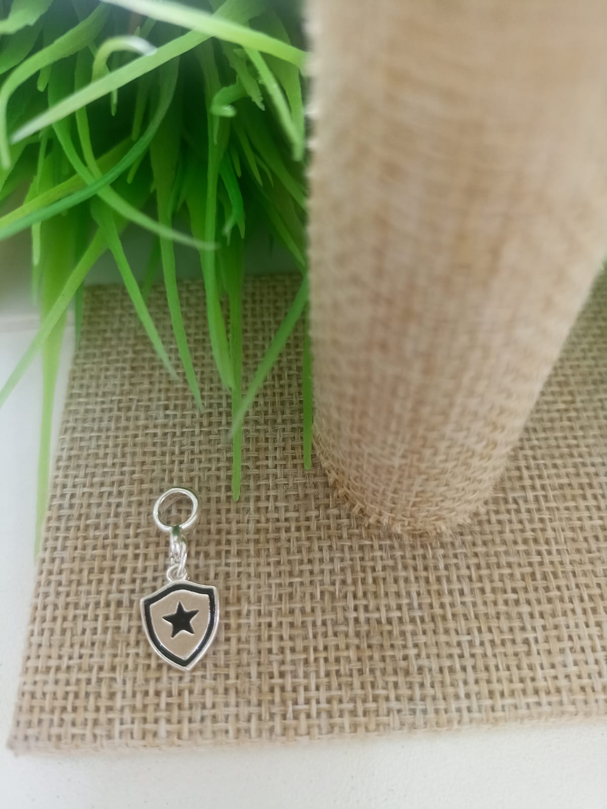 Berloque Bota fogo semijoia prata