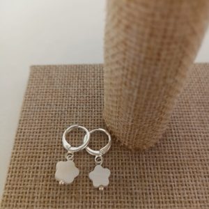 Brinco Argolinha Trevo Branco Semijoia Prata