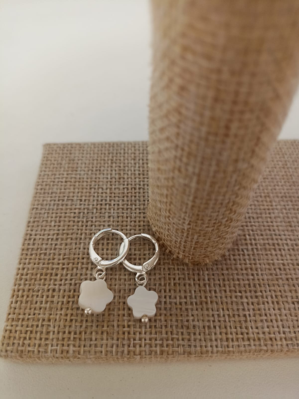 Brinco Argolinha Trevo Branco Semijoia Prata