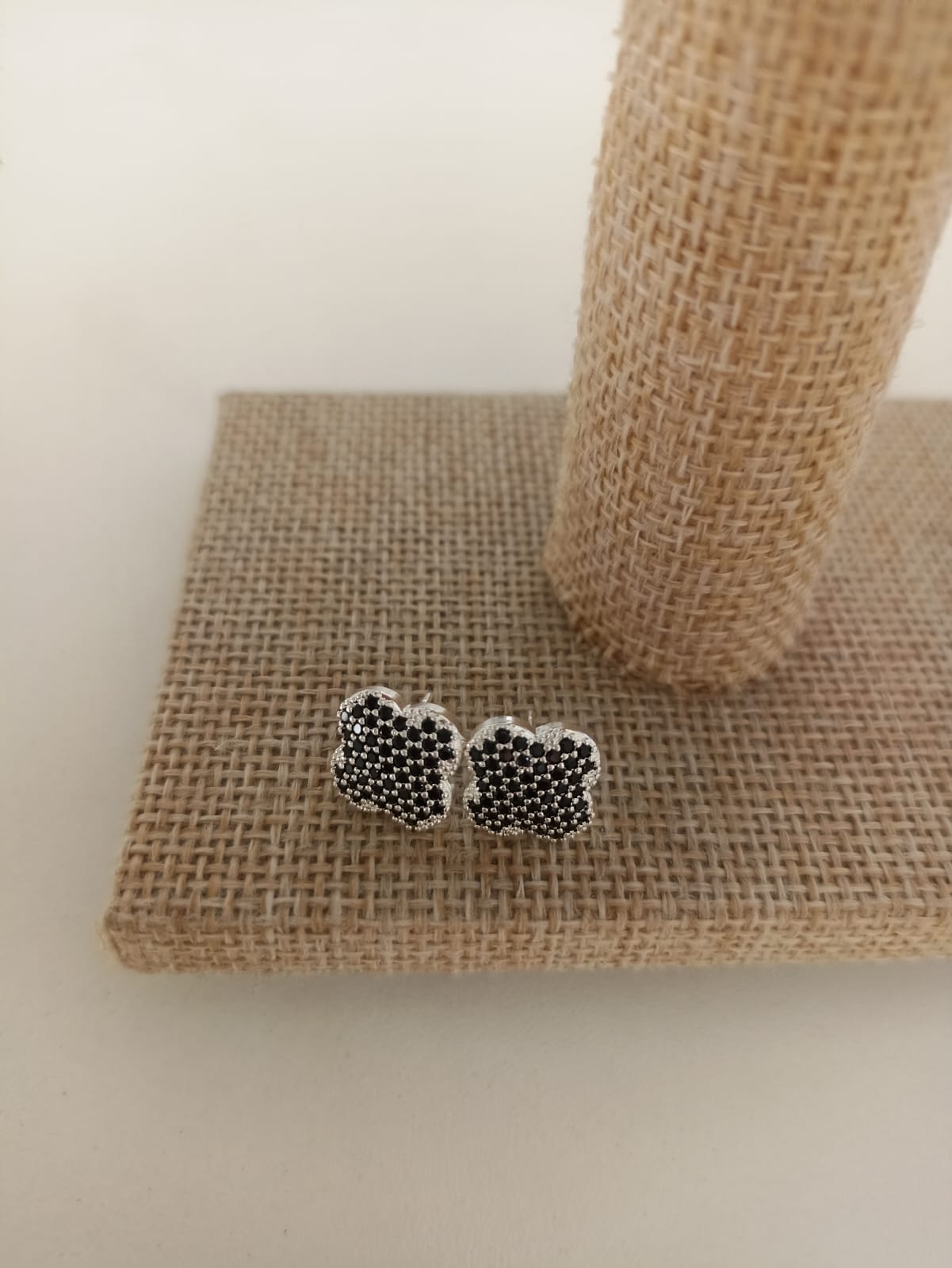 Brinco Trevo Preto Semijoia Prata