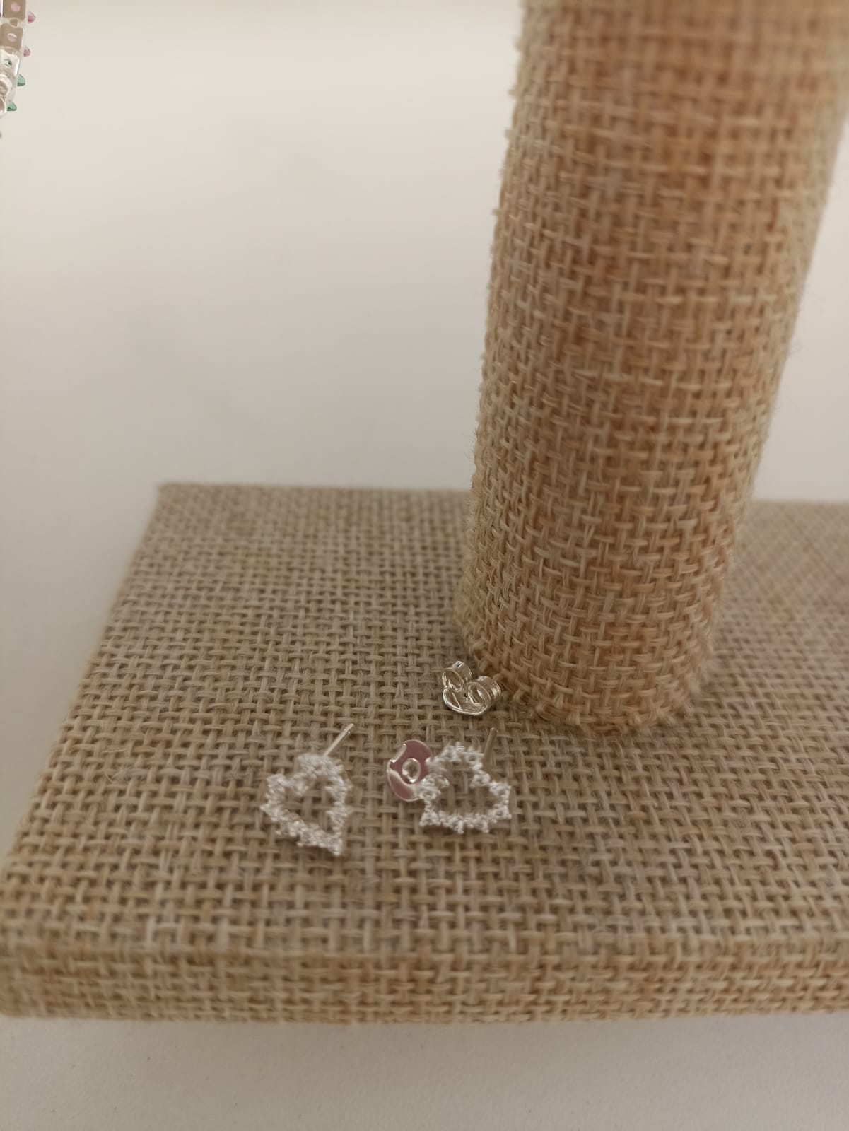 Brinco Coração Delicado Semijoia Prata