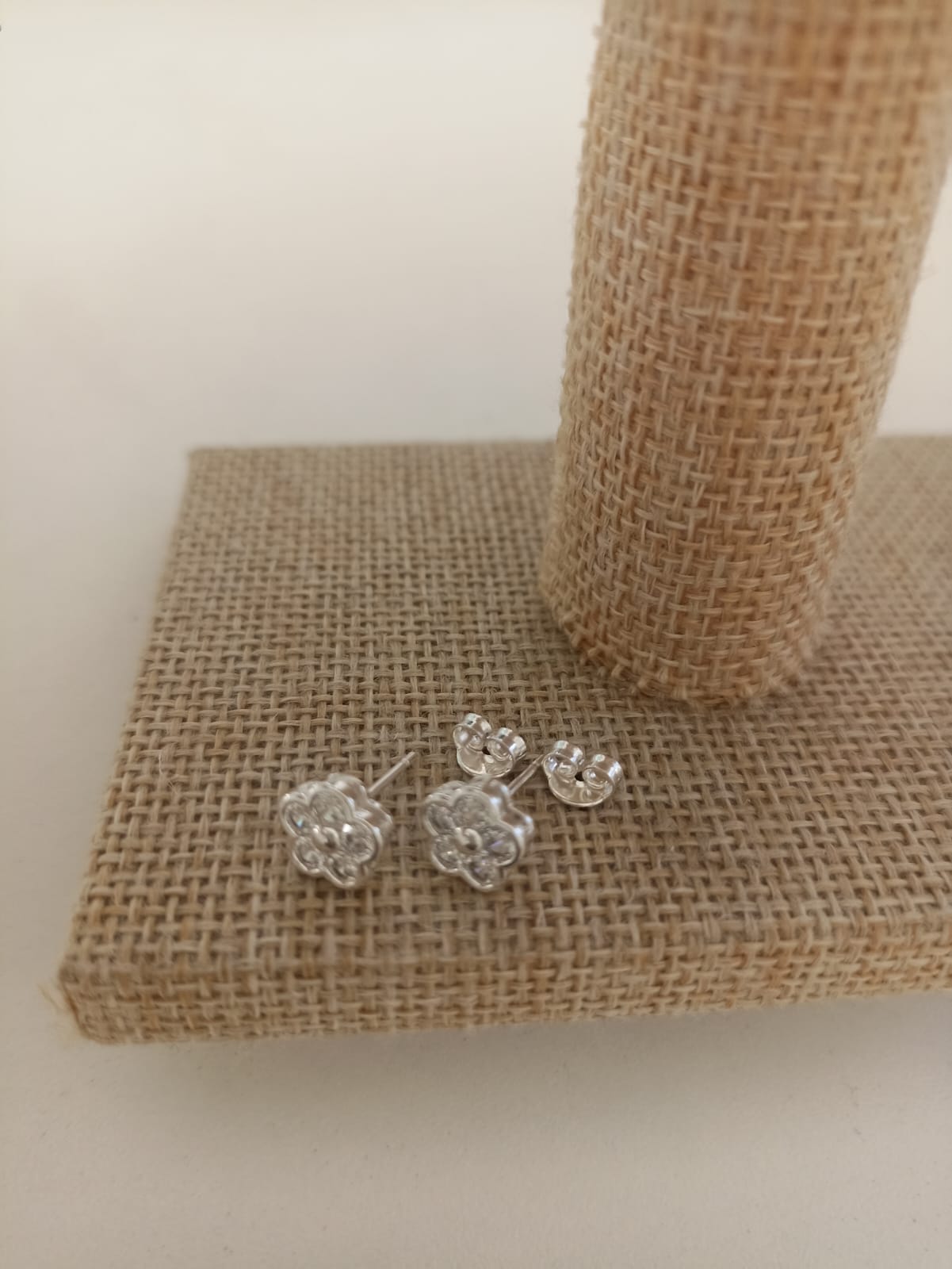 Brinco Flor Cristal Pequeno Semijoia Prata