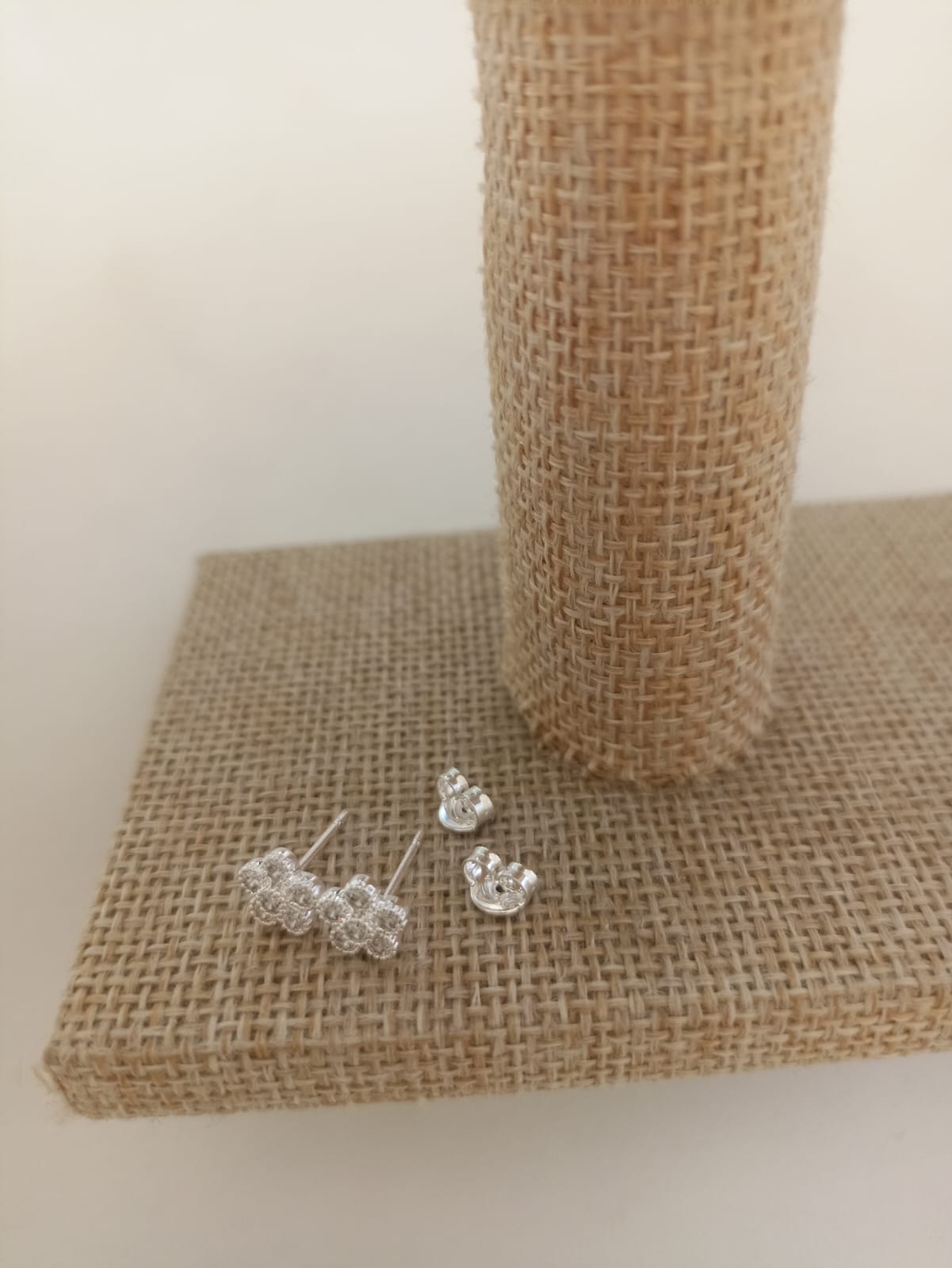 Brinco Flor Pequena Cravejada  Semijoia Prata