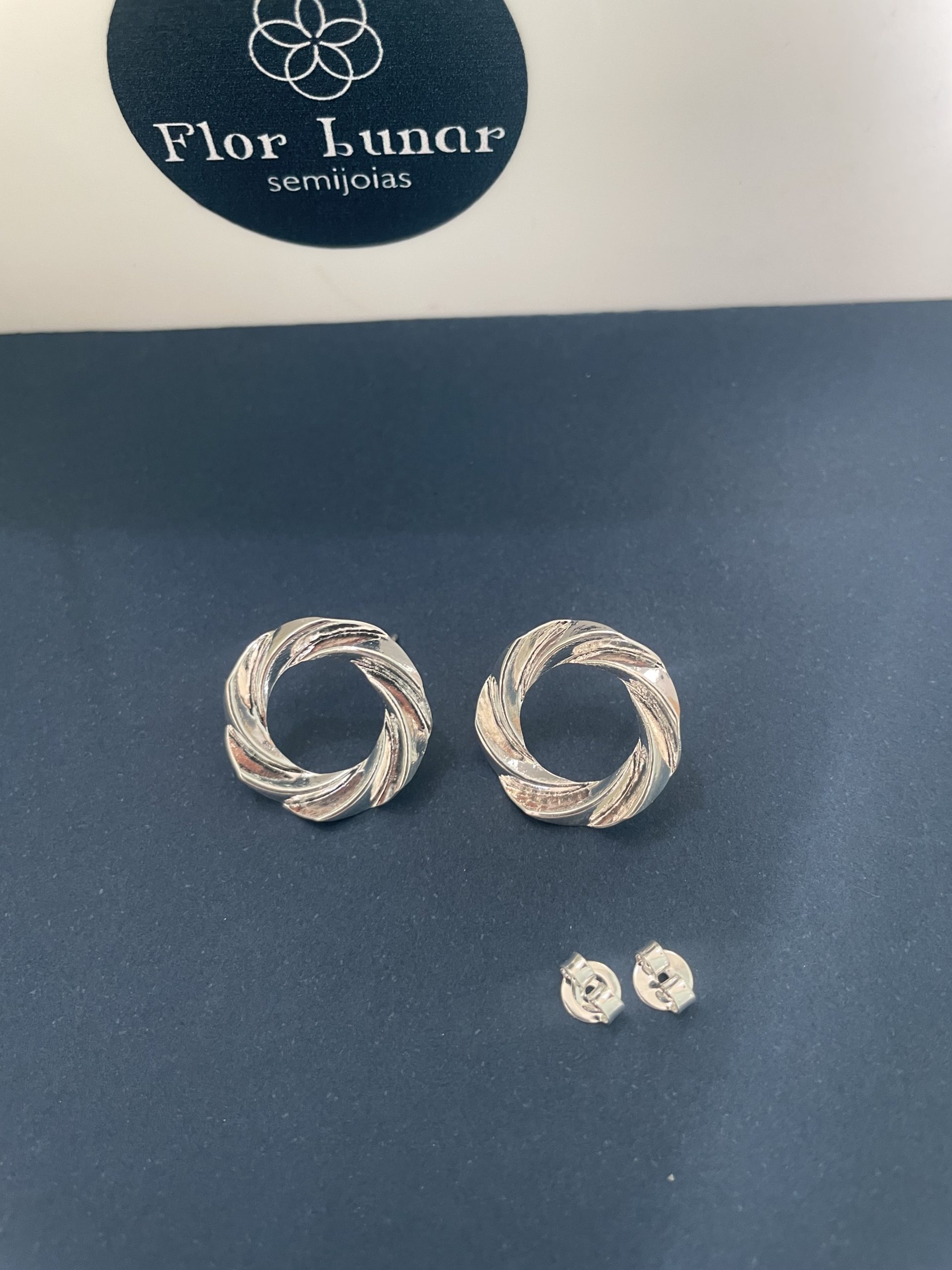 Brinco redondo Semijoia Prata